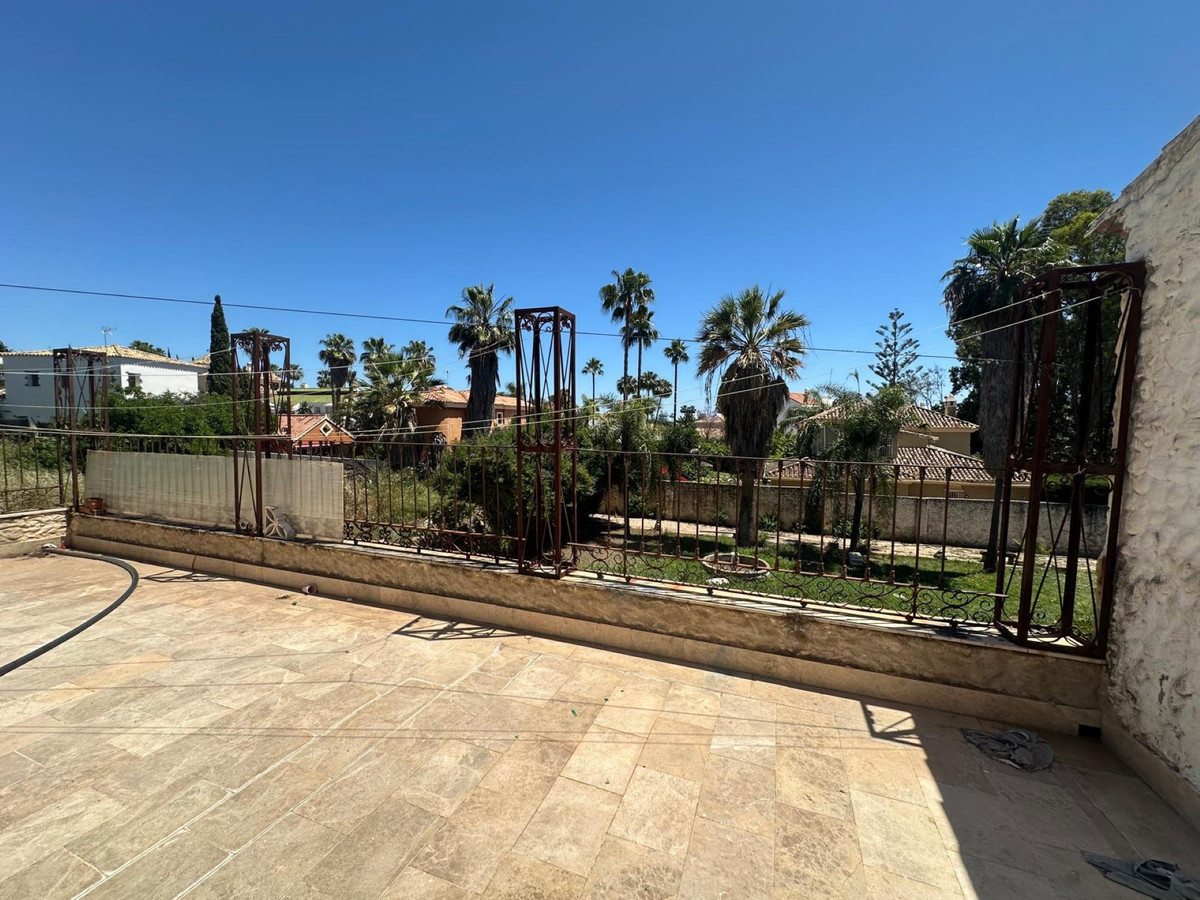 FOR SALE 🏡 Seven-Bedroom Villa to Renovate on big Plot – El Colorado, Nueva Andalucía, Marbella 🇪🇸