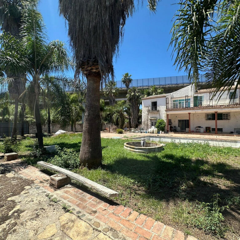 FOR SALE 🏡 Seven-Bedroom Villa to Renovate on big Plot – El Colorado, Nueva Andalucía, Marbella 🇪🇸
