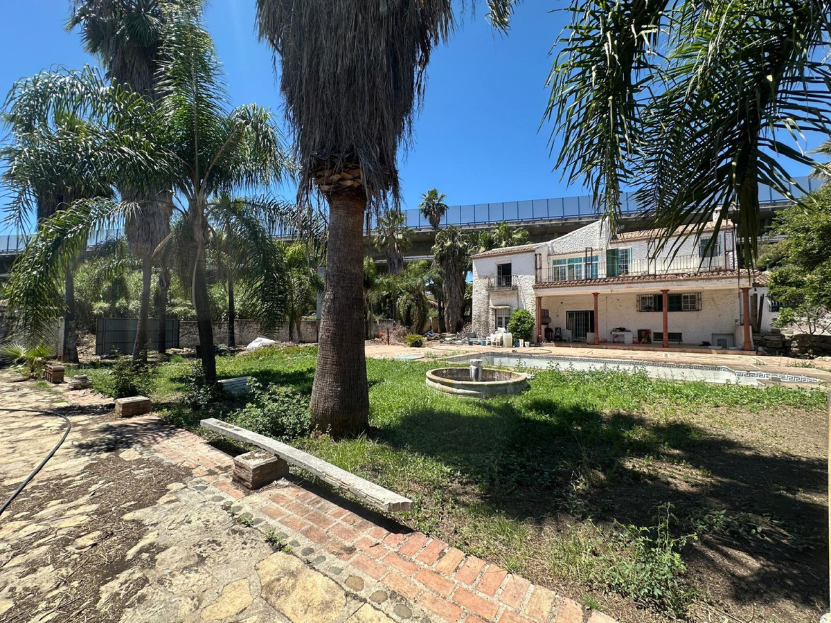 FOR SALE 🏡 Seven-Bedroom Villa to Renovate on big Plot – El Colorado, Nueva Andalucía, Marbella 🇪🇸