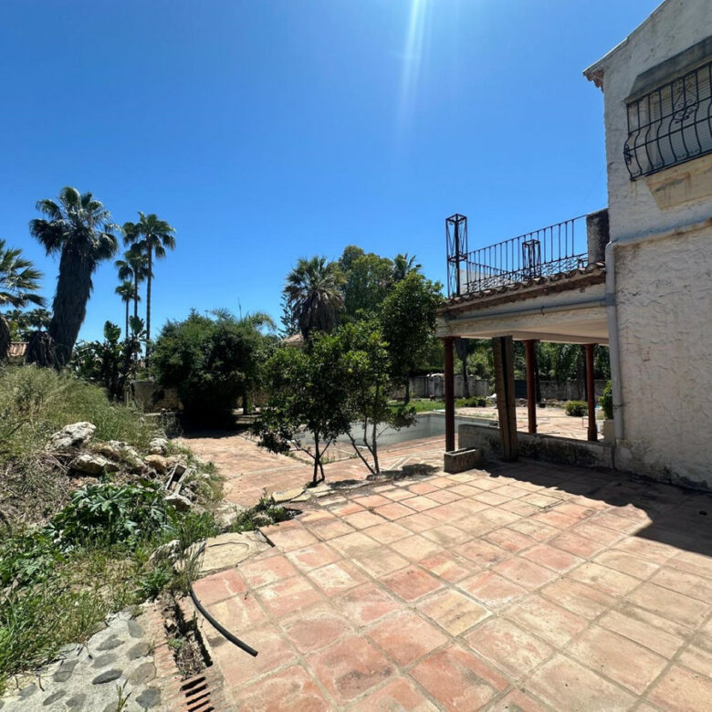 FOR SALE 🏡 Seven-Bedroom Villa to Renovate on big Plot – El Colorado, Nueva Andalucía, Marbella 🇪🇸