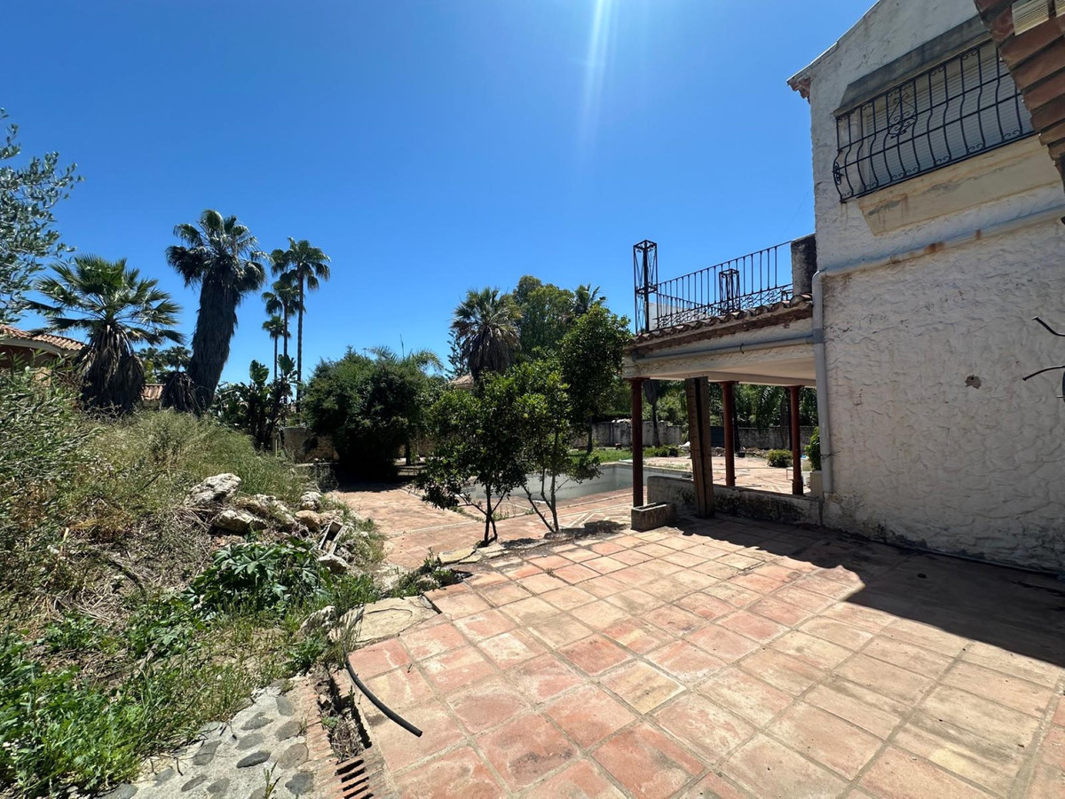 FOR SALE 🏡 Seven-Bedroom Villa to Renovate on big Plot – El Colorado, Nueva Andalucía, Marbella 🇪🇸