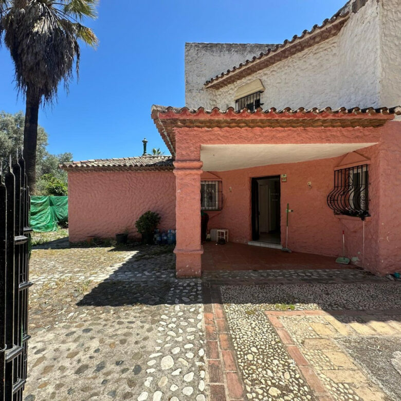 FOR SALE 🏡 Seven-Bedroom Villa to Renovate on big Plot – El Colorado, Nueva Andalucía, Marbella 🇪🇸