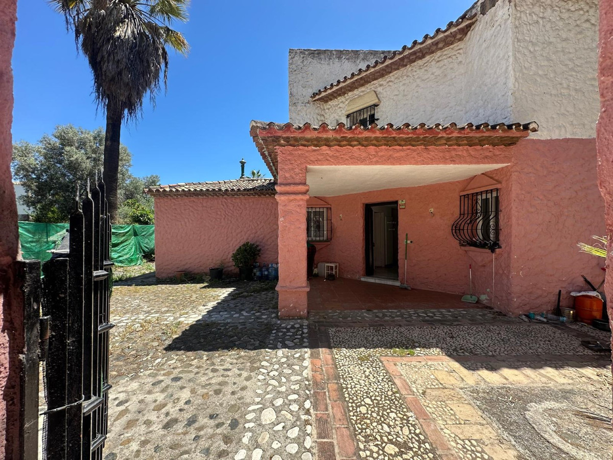 FOR SALE 🏡 Seven-Bedroom Villa to Renovate on big Plot – El Colorado, Nueva Andalucía, Marbella 🇪🇸