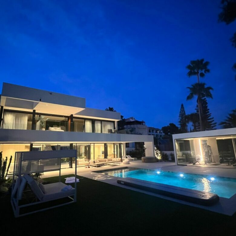 FOR SALE 🏡 Modern Five-Bedroom Villa with Sea Views and Heated Pool – Cortijo de Nagüeles, Sierra Blanca, Marbella 🇪🇸