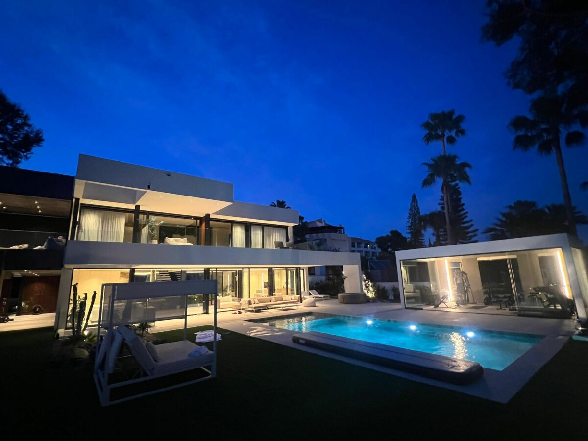 FOR SALE 🏡 Modern Five-Bedroom Villa with Sea Views and Heated Pool – Cortijo de Nagüeles, Sierra Blanca, Marbella 🇪🇸