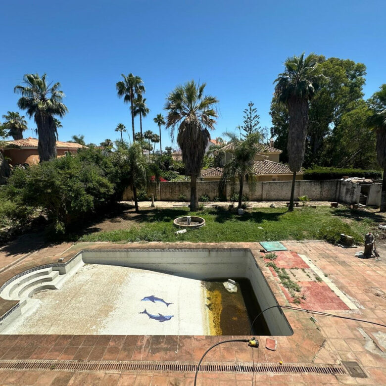 FOR SALE 🏡 Seven-Bedroom Villa to Renovate on big Plot – El Colorado, Nueva Andalucía, Marbella 🇪🇸