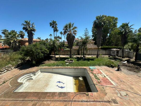FOR SALE 🏡 Seven-Bedroom Villa to Renovate on big Plot – El Colorado, Nueva Andalucía, Marbella 🇪🇸