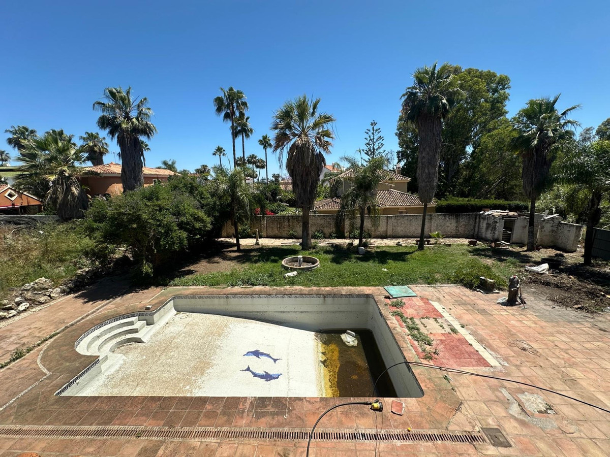 FOR SALE 🏡 Seven-Bedroom Villa to Renovate on big Plot – El Colorado, Nueva Andalucía, Marbella 🇪🇸