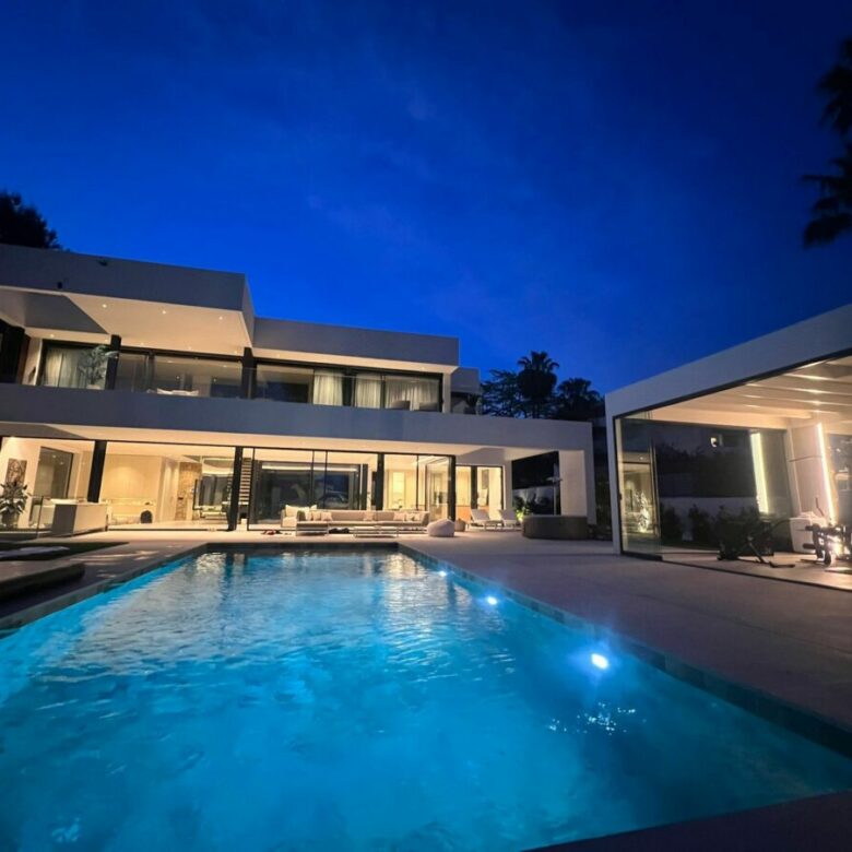 FOR SALE 🏡 Modern Five-Bedroom Villa with Sea Views and Heated Pool – Cortijo de Nagüeles, Sierra Blanca, Marbella 🇪🇸