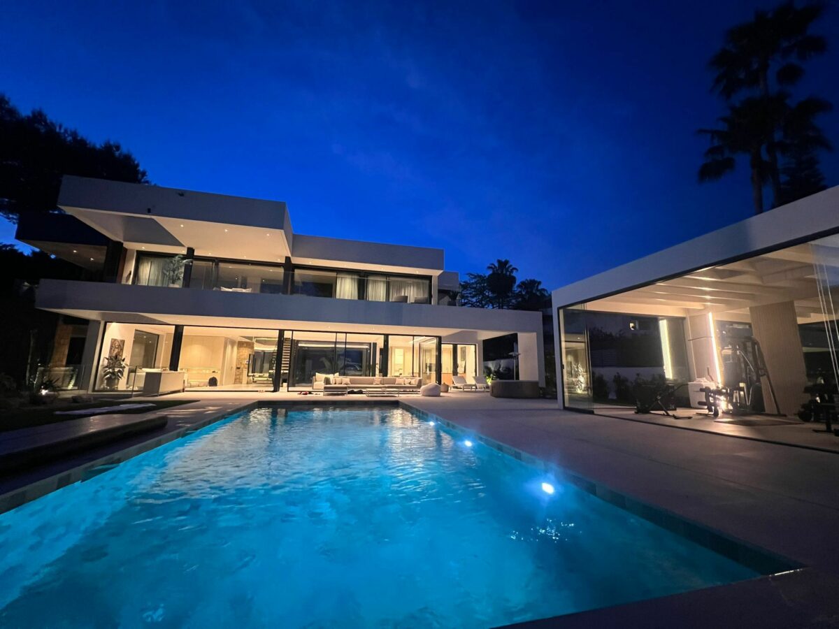 FOR SALE 🏡 Modern Five-Bedroom Villa with Sea Views and Heated Pool – Cortijo de Nagüeles, Sierra Blanca, Marbella 🇪🇸