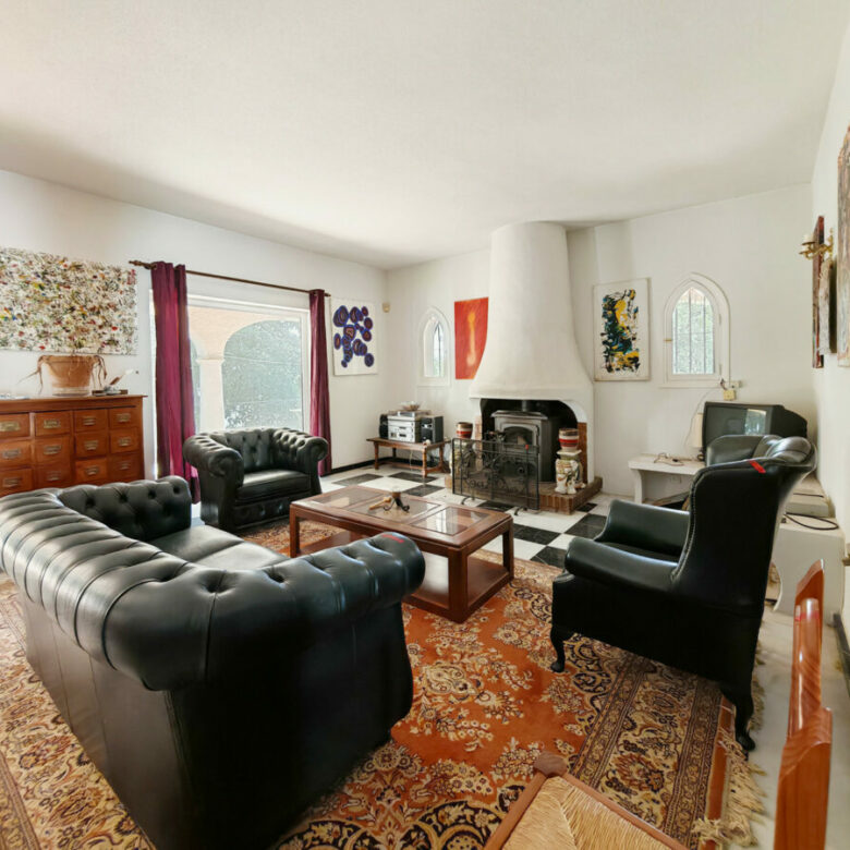 FOR SALE 🏡 Five-Bedroom Villa to Renovate with Guest Apartment and Divisible Plot – Sierra Blanca, Marbella 🇪🇸