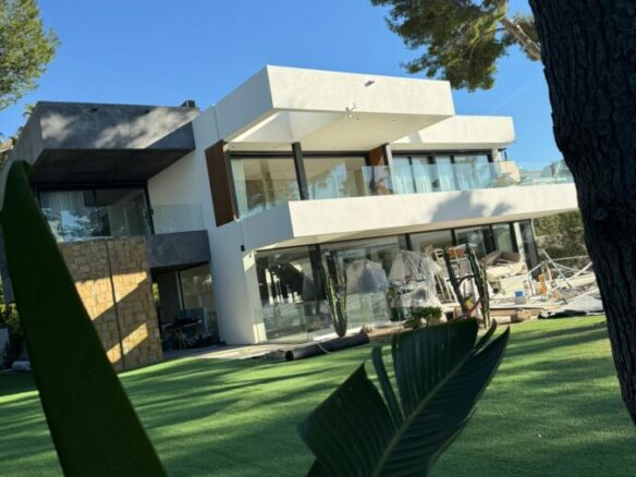 FOR SALE 🏡 Modern Five-Bedroom Villa with Sea Views and Heated Pool – Cortijo de Nagüeles, Sierra Blanca, Marbella 🇪🇸