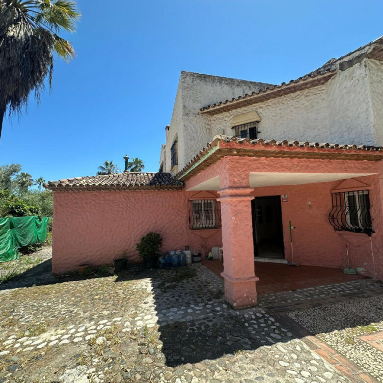 FOR SALE 🏡 Seven-Bedroom Villa to Renovate on big Plot – El Colorado, Nueva Andalucía, Marbella 🇪🇸
