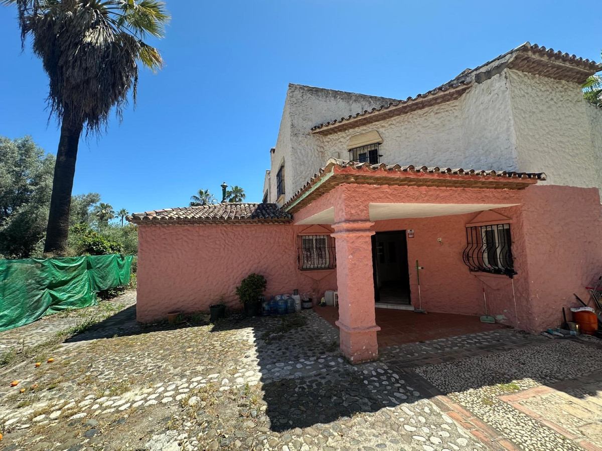 FOR SALE 🏡 Seven-Bedroom Villa to Renovate on big Plot – El Colorado, Nueva Andalucía, Marbella 🇪🇸