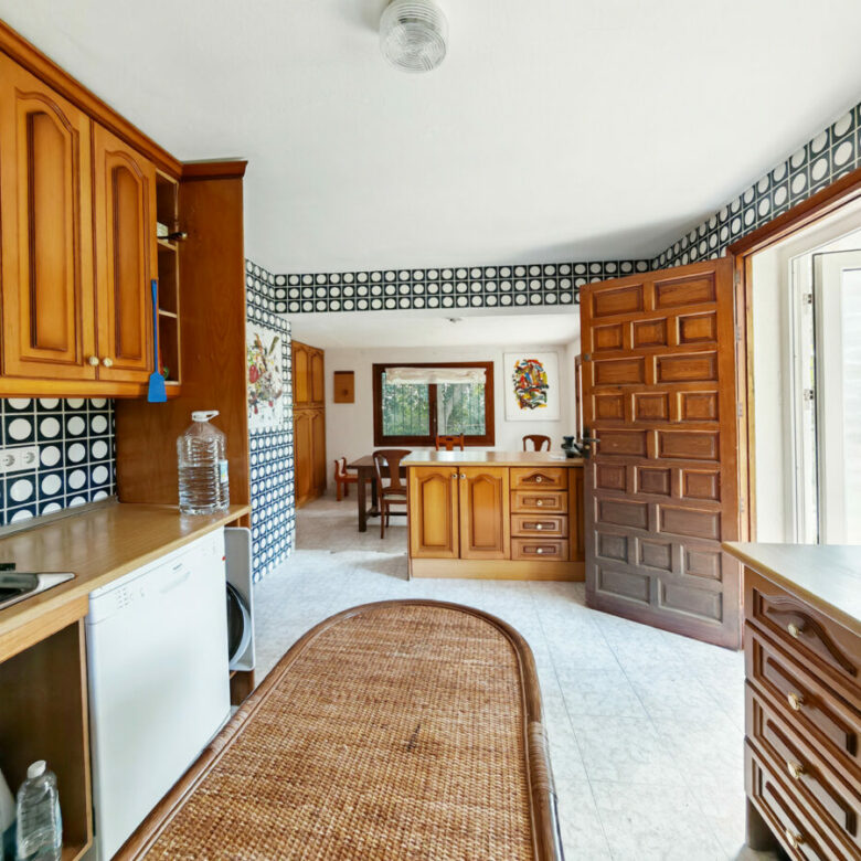 FOR SALE 🏡 Five-Bedroom Villa to Renovate with Guest Apartment and Divisible Plot – Sierra Blanca, Marbella 🇪🇸