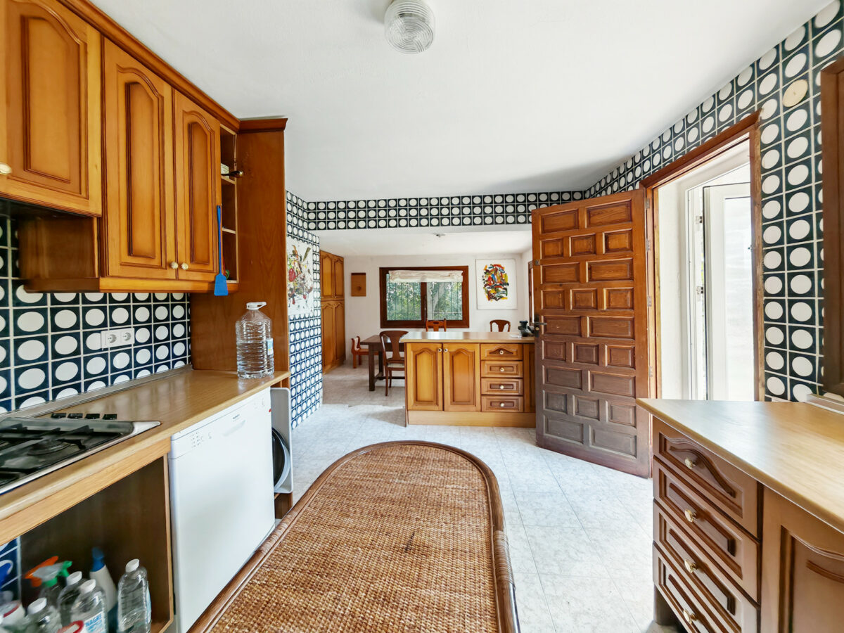 FOR SALE 🏡 Five-Bedroom Villa to Renovate with Guest Apartment and Divisible Plot – Sierra Blanca, Marbella 🇪🇸