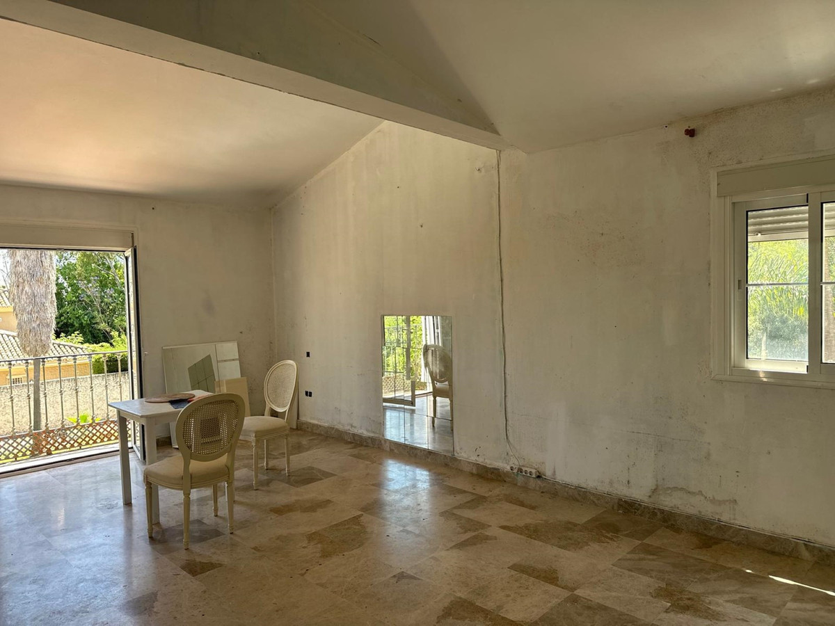 FOR SALE 🏡 Seven-Bedroom Villa to Renovate on big Plot – El Colorado, Nueva Andalucía, Marbella 🇪🇸