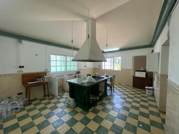 FOR SALE 🏡 Seven-Bedroom Villa to Renovate on big Plot – El Colorado, Nueva Andalucía, Marbella 🇪🇸