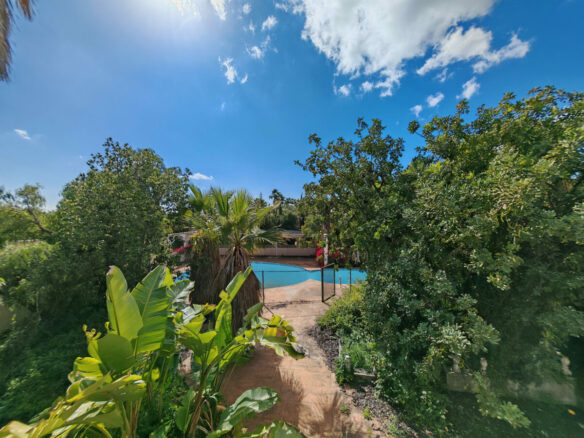 FOR SALE 🏡 Five-Bedroom Villa to Renovate with Guest Apartment and Divisible Plot – Sierra Blanca, Marbella 🇪🇸