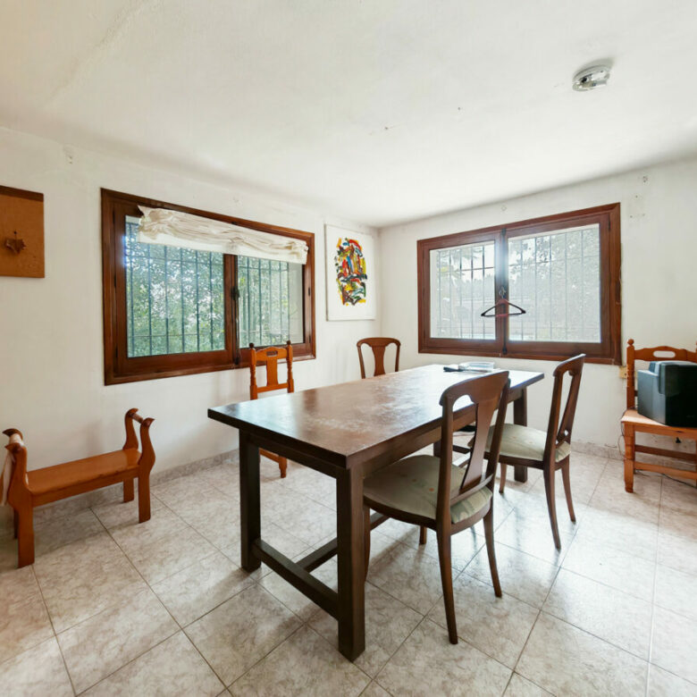 FOR SALE 🏡 Five-Bedroom Villa to Renovate with Guest Apartment and Divisible Plot – Sierra Blanca, Marbella 🇪🇸