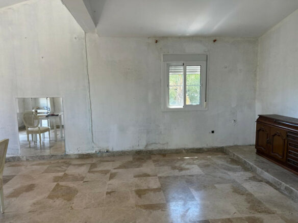FOR SALE 🏡 Seven-Bedroom Villa to Renovate on big Plot – El Colorado, Nueva Andalucía, Marbella 🇪🇸