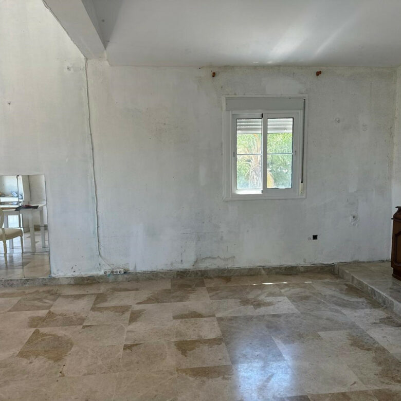 FOR SALE 🏡 Seven-Bedroom Villa to Renovate on big Plot – El Colorado, Nueva Andalucía, Marbella 🇪🇸