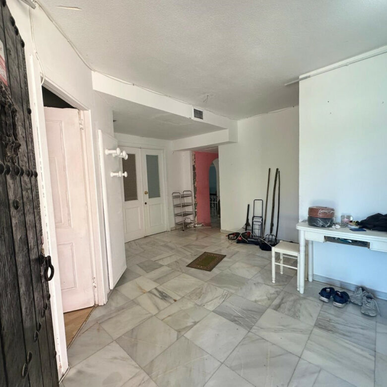 FOR SALE 🏡 Seven-Bedroom Villa to Renovate on big Plot – El Colorado, Nueva Andalucía, Marbella 🇪🇸