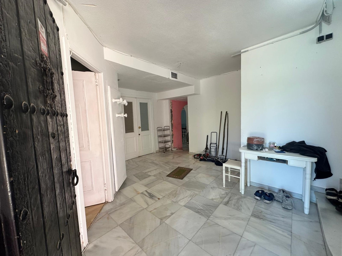 FOR SALE 🏡 Seven-Bedroom Villa to Renovate on big Plot – El Colorado, Nueva Andalucía, Marbella 🇪🇸