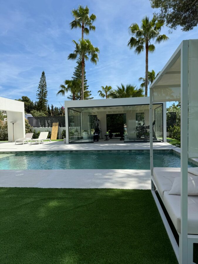 FOR SALE 🏡 Modern Five-Bedroom Villa with Sea Views and Heated Pool – Cortijo de Nagüeles, Sierra Blanca, Marbella 🇪🇸