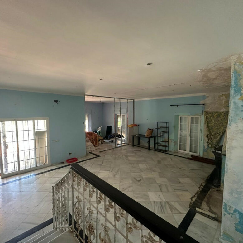 FOR SALE 🏡 Seven-Bedroom Villa to Renovate on big Plot – El Colorado, Nueva Andalucía, Marbella 🇪🇸
