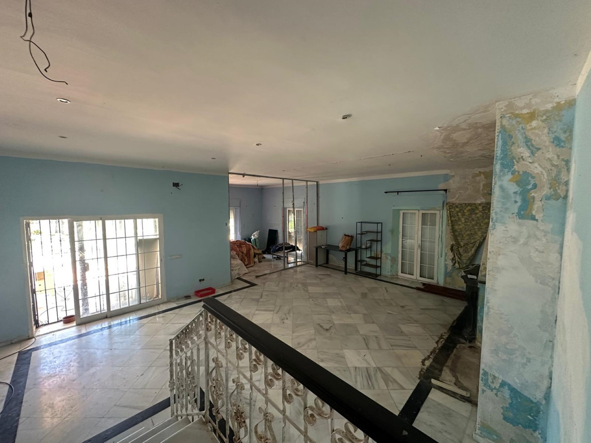 FOR SALE 🏡 Seven-Bedroom Villa to Renovate on big Plot – El Colorado, Nueva Andalucía, Marbella 🇪🇸