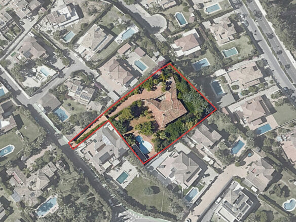 FOR SALE 🏡 Five-Bedroom Villa to Renovate with Guest Apartment and Divisible Plot – Sierra Blanca, Marbella 🇪🇸