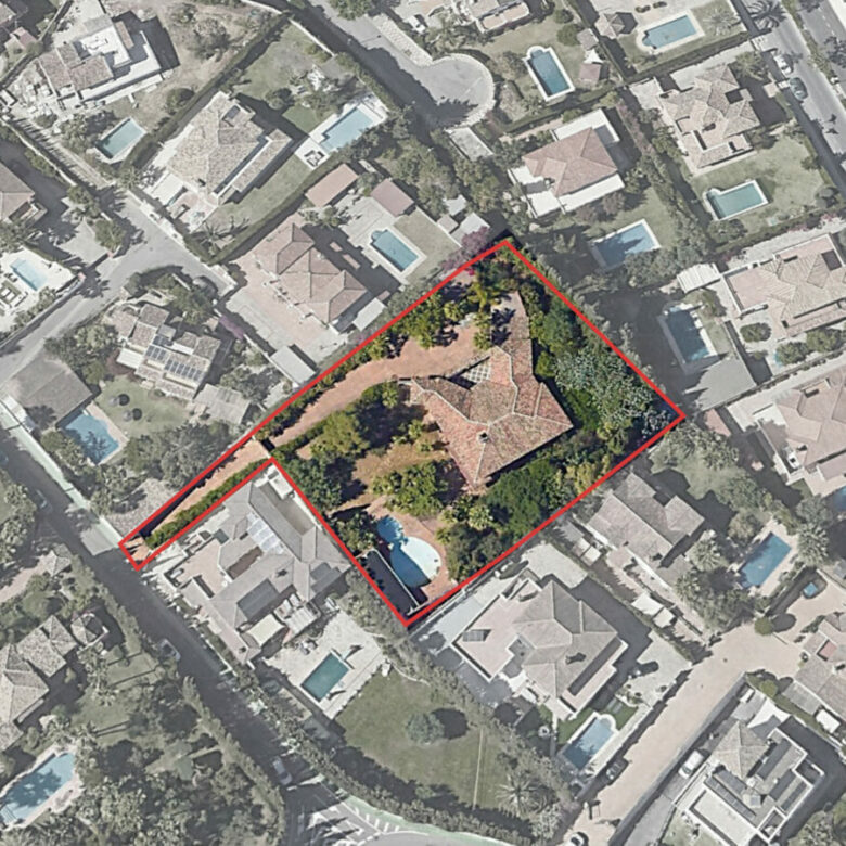 FOR SALE 🏡 Five-Bedroom Villa to Renovate with Guest Apartment and Divisible Plot – Sierra Blanca, Marbella 🇪🇸