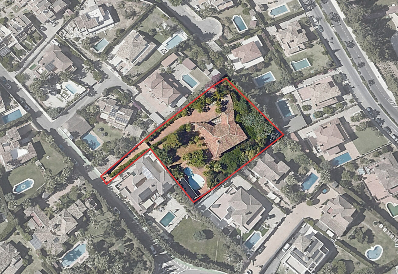 FOR SALE 🏡 Five-Bedroom Villa to Renovate with Guest Apartment and Divisible Plot – Sierra Blanca, Marbella 🇪🇸