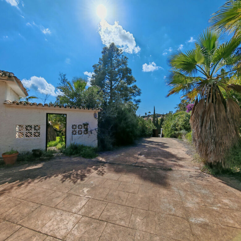FOR SALE 🏡 Five-Bedroom Villa to Renovate with Guest Apartment and Divisible Plot – Sierra Blanca, Marbella 🇪🇸