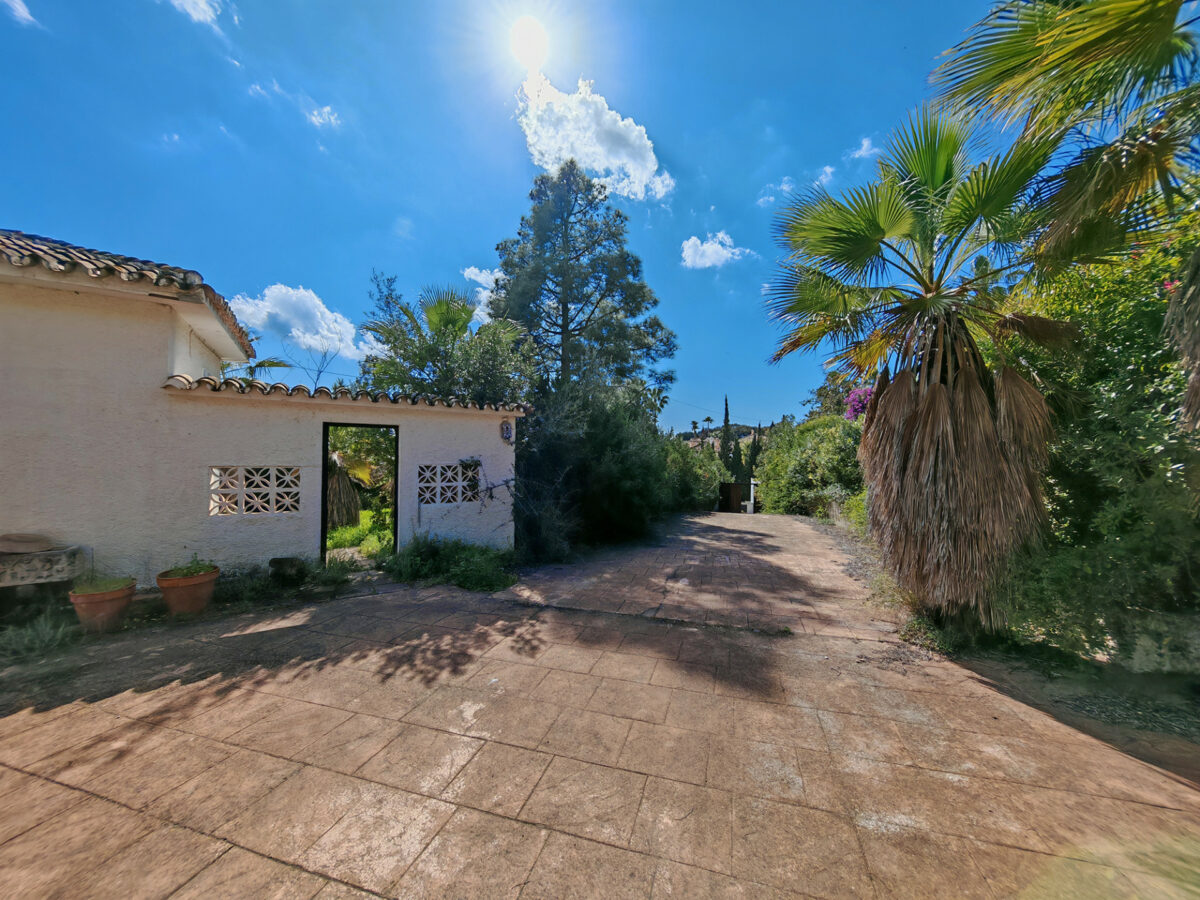 FOR SALE 🏡 Five-Bedroom Villa to Renovate with Guest Apartment and Divisible Plot – Sierra Blanca, Marbella 🇪🇸