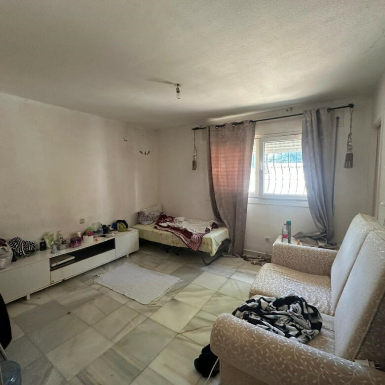 FOR SALE 🏡 Seven-Bedroom Villa to Renovate on big Plot – El Colorado, Nueva Andalucía, Marbella 🇪🇸