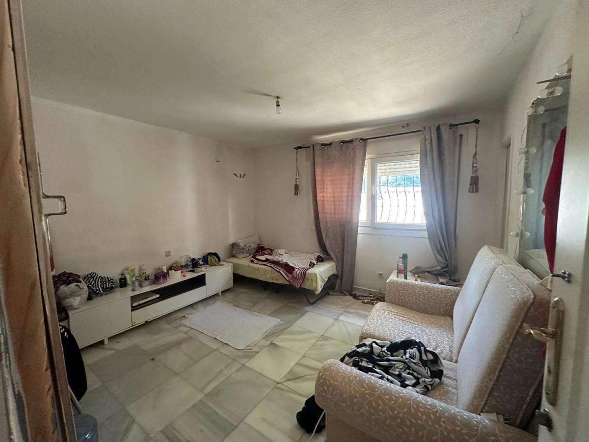 FOR SALE 🏡 Seven-Bedroom Villa to Renovate on big Plot – El Colorado, Nueva Andalucía, Marbella 🇪🇸