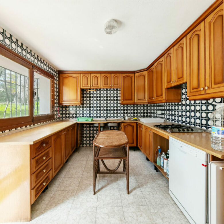 FOR SALE 🏡 Five-Bedroom Villa to Renovate with Guest Apartment and Divisible Plot – Sierra Blanca, Marbella 🇪🇸