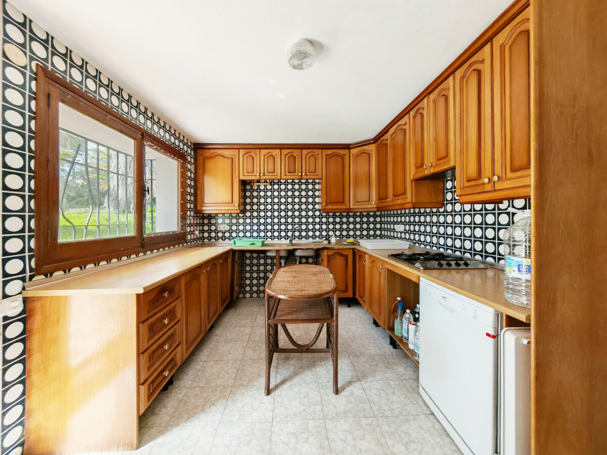 FOR SALE 🏡 Five-Bedroom Villa to Renovate with Guest Apartment and Divisible Plot – Sierra Blanca, Marbella 🇪🇸