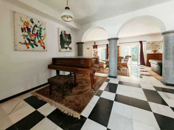 FOR SALE 🏡 Five-Bedroom Villa to Renovate with Guest Apartment and Divisible Plot – Sierra Blanca, Marbella 🇪🇸