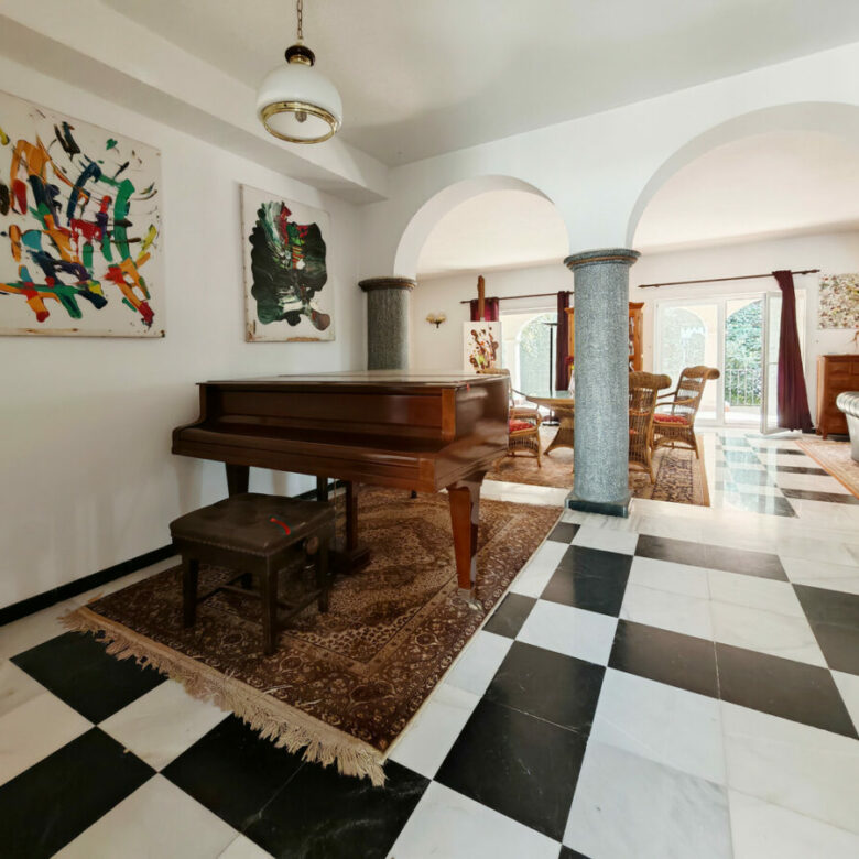 FOR SALE 🏡 Five-Bedroom Villa to Renovate with Guest Apartment and Divisible Plot – Sierra Blanca, Marbella 🇪🇸