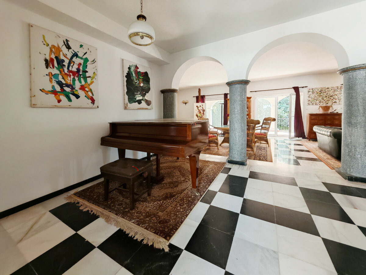 FOR SALE 🏡 Five-Bedroom Villa to Renovate with Guest Apartment and Divisible Plot – Sierra Blanca, Marbella 🇪🇸