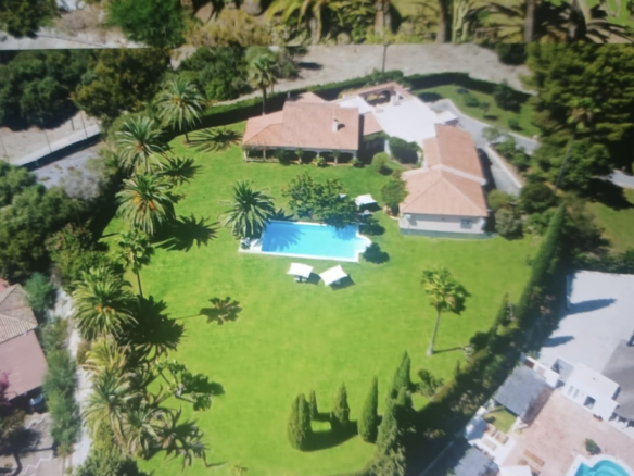 FOR SALE 🇪🇸✨ DETACHED VILLA – BENAHAVÍS, COSTA DEL SOL 🏠🌴 5.287 m² Plot Can be divided, max 3 units