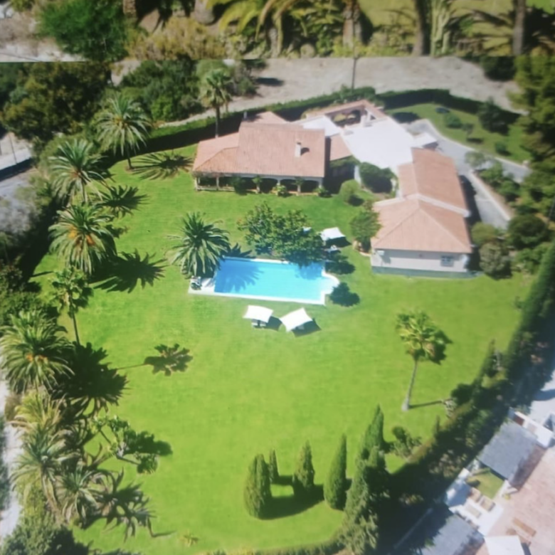 FOR SALE 🇪🇸✨ DETACHED VILLA – BENAHAVÍS, COSTA DEL SOL 🏠🌴 5.287 m² Plot Can be divided, max 3 units
