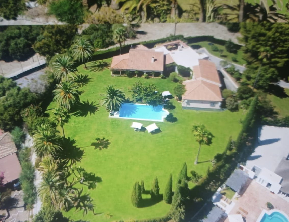 FOR SALE 🇪🇸✨ DETACHED VILLA – BENAHAVÍS, COSTA DEL SOL 🏠🌴 5.287 m² Plot Can be divided, max 3 units