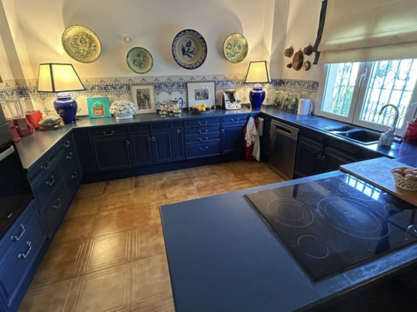 FOR SALE 🇪🇸✨ DETACHED VILLA – BENAHAVÍS, COSTA DEL SOL 🏠🌴 5.287 m² Plot Can be divided, max 3 units
