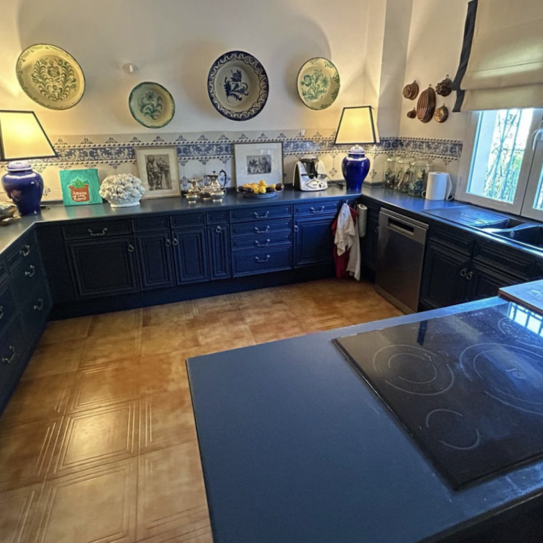 FOR SALE 🇪🇸✨ DETACHED VILLA – BENAHAVÍS, COSTA DEL SOL 🏠🌴 5.287 m² Plot Can be divided, max 3 units