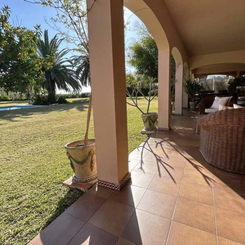 FOR SALE 🇪🇸✨ DETACHED VILLA – BENAHAVÍS, COSTA DEL SOL 🏠🌴 5.287 m² Plot Can be divided, max 3 units