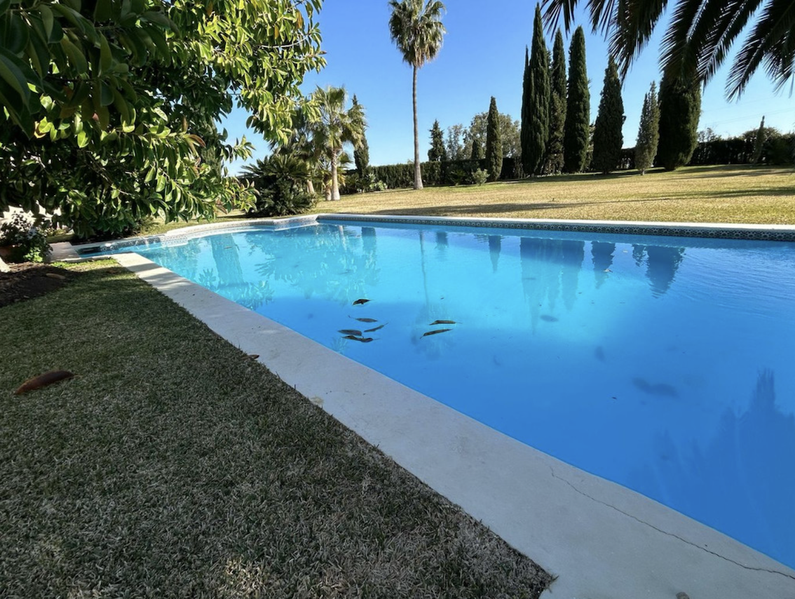 FOR SALE 🇪🇸✨ DETACHED VILLA – BENAHAVÍS, COSTA DEL SOL 🏠🌴 5.287 m² Plot Can be divided, max 3 units